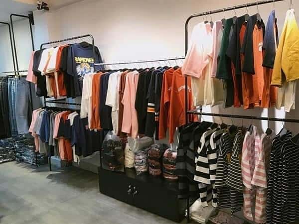 Các shop quần áo thời trang offline là địa điểm được một số người lựa chọn để tìm mua áo đồng phục 